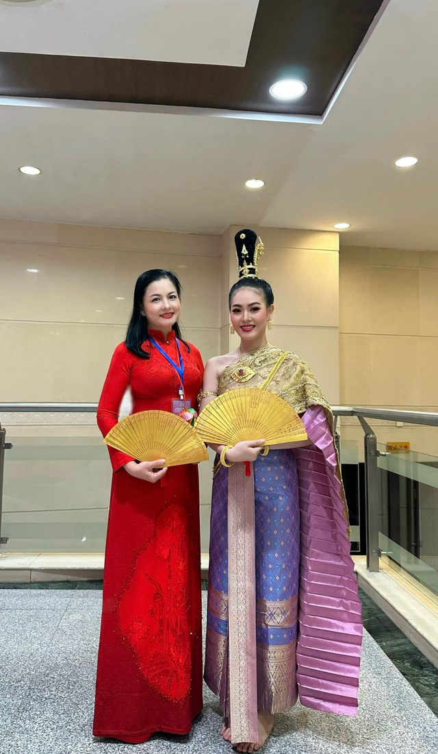 NSND Thu Quế diện áo dài của NTK Bích Liên dự liên hoan sân khấu Trung Quốc - ASEAN   - Ảnh 8.