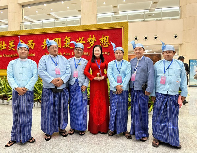 NSND Thu Quế diện áo dài của NTK Bích Liên dự liên hoan sân khấu Trung Quốc - ASEAN   - Ảnh 7.