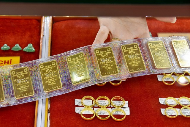 Giá vàng hôm nay 17/12: Vàng SJC ở ngưỡng cao 74 triệu đồng/lượng, giới đầu cơ có lãi? - Ảnh 1.