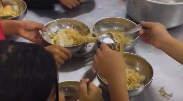 Thông tin mới nhất vụ ‘11 học sinh ăn 2 gói mì tôm chan cơm' ở Lào Cai - Ảnh 2.