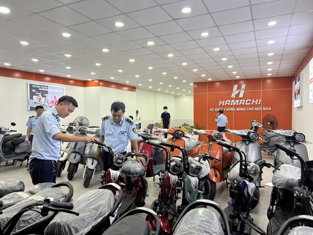 Đồng loạt kiểm tra 2 hệ thống kinh doanh xe đạp trên cả nước, thu giữ gần 300 xe điện nhiều 'không' - Ảnh 2.