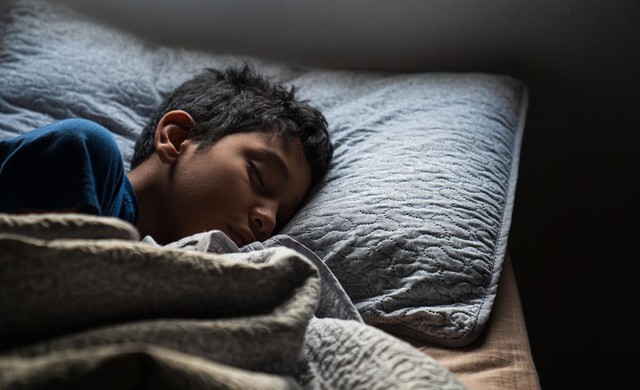 Qua độ tuổi này mới cho trẻ ngủ riêng là muộn - Ảnh 1.