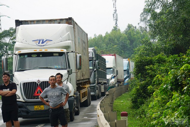 Hai xe tải đối đầu trên đường tránh Nam Hải Vân, 4 người mắc kẹt trong cabin - Ảnh 4.