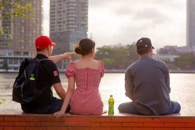 Áp lực chi tiêu dịp cuối năm: Làm ngày cày đêm để Tết có thêm đồng bánh, thùng trà - Ảnh 6.