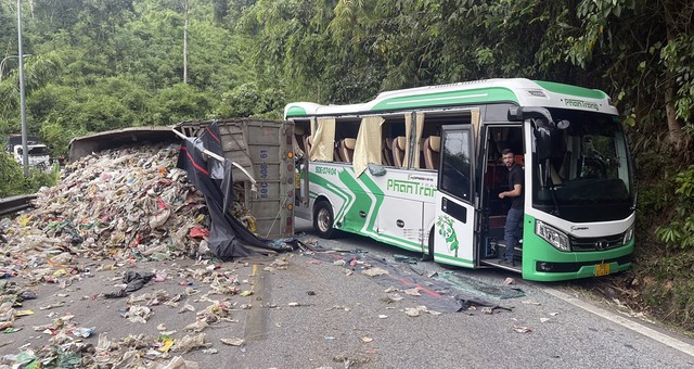 Xe chở du khách nước ngoài gặp nạn trên đèo Bảo Lộc, nhiều người bị thương - Ảnh 1.
