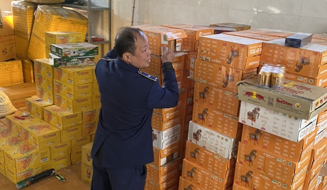 Hơn 200 thùng nước giải khát hết hạn sử dụng, tiểu thương ở Hà Nội vẫn công khai bày bán - Ảnh 2.