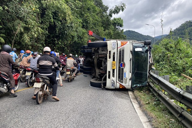 Xe chở du khách nước ngoài gặp nạn trên đèo Bảo Lộc, nhiều người bị thương - Ảnh 2.