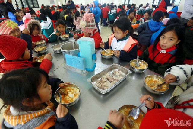 Chuyển công an vụ '11 học sinh ăn 2 gói mì' ở Lào Cai - Ảnh 3.