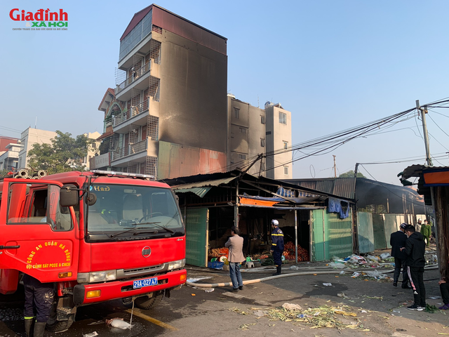 Cháy lớn cạnh chợ nông sản phường Văn Quán, Hà Đông - Ảnh 2.