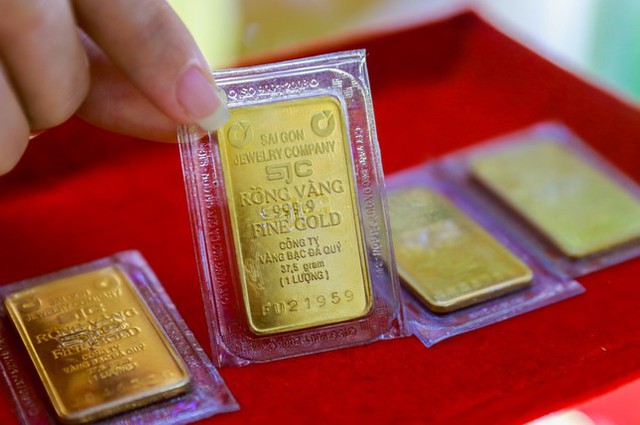 Giá vàng hôm nay 26/12: Xuyên phá đỉnh lịch sử, người mua vàng lãi gấp đôi gửi tiết kiệm ngân hàng - Ảnh 2.