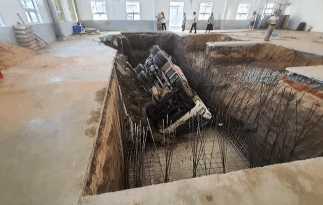Video: Hoảng hồn cảnh xe bồn trộn bê tông rơi xuống hố sâu, tài xế thoát nạn trong gang tấc - Ảnh 2.