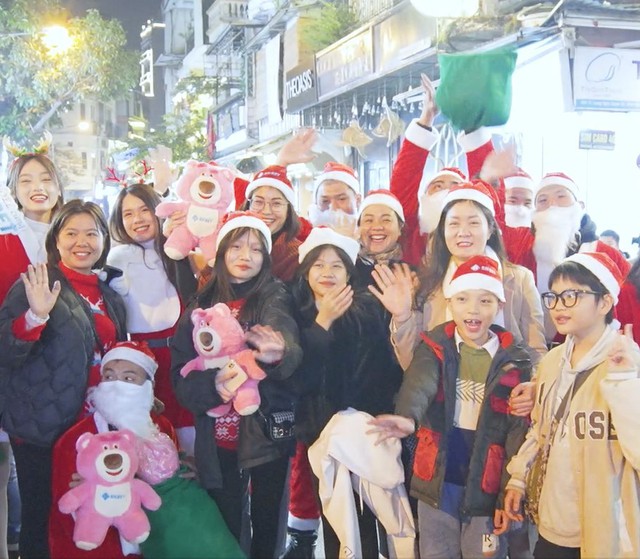 Nhiều ấn tượng đẹp với du khách trong đêm Giáng sinh tại Hà Nội - Ảnh 1.