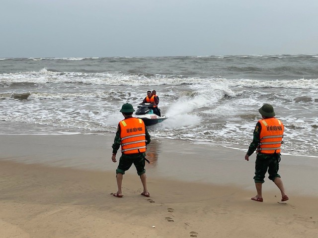 Dùng mô tô nước ra vùng biển động cứu ngư dân chìm thuyền - Ảnh 1.
