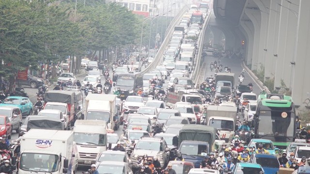 Hà Nội: Đón Tết dương lịch, người dân ùn ùn đổ ra bến xe về quê, ngao ngán cảnh tắc đường - Ảnh 9.
