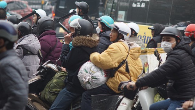 Hà Nội: Đón Tết dương lịch, người dân ùn ùn đổ ra bến xe về quê, ngao ngán cảnh tắc đường - Ảnh 13.