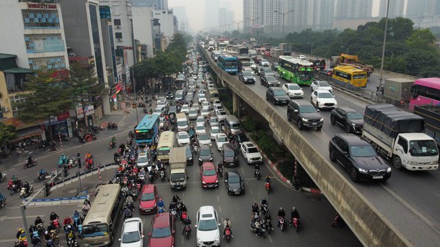 Hà Nội: Đón Tết dương lịch, người dân ùn ùn đổ ra bến xe về quê, ngao ngán cảnh tắc đường - Ảnh 14.