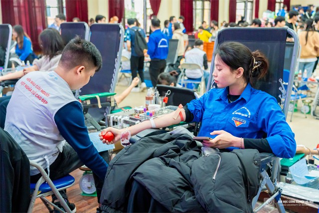 Ấm áp tinh thần nhân đạo trong ngày hội hiến máu tình nguyện Cầu vồng nhân ái 2023 - Ảnh 6.
