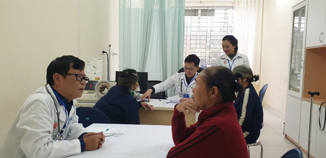 Quảng Yên: Tư vấn, khám bệnh miễn phí cho gần 500 người có hoàn cảnh khó khăn - Ảnh 6.