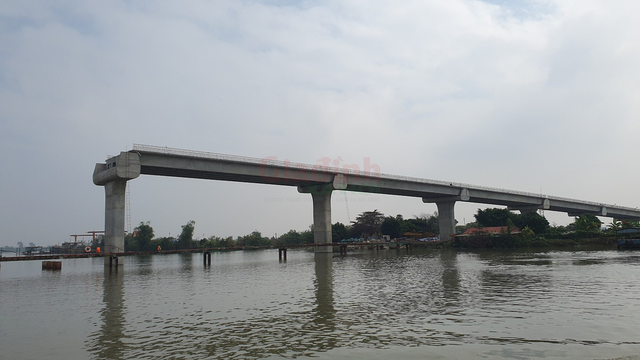 Ngày cuối cùng năm 2023, công nhân vẫn tất bật thi công cầu bắc qua sông lớn ở Nam Định - Ảnh 1.
