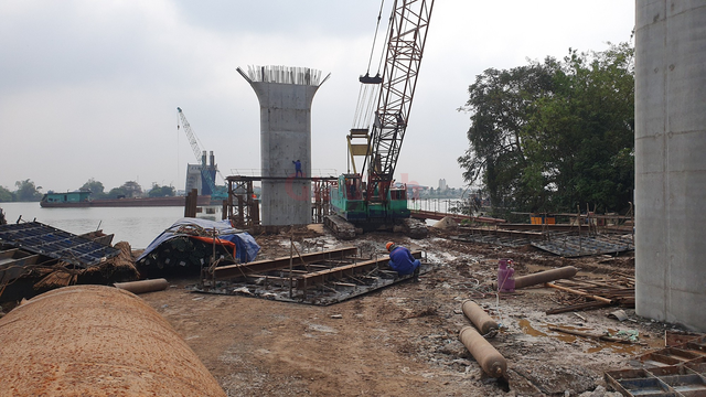Ngày cuối cùng năm 2023, công nhân vẫn tất bật thi công cầu bắc qua sông lớn ở Nam Định - Ảnh 2.