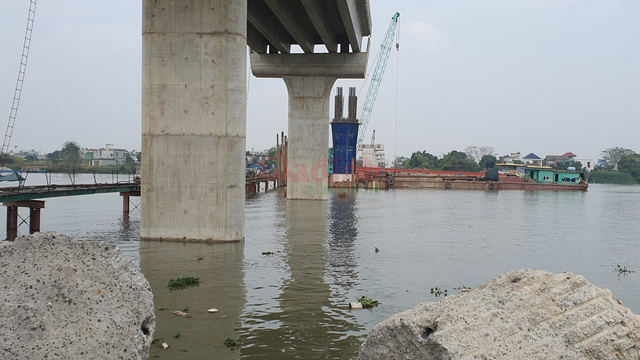 Ngày cuối cùng năm 2023, công nhân vẫn tất bật thi công cầu bắc qua sông lớn ở Nam Định - Ảnh 5.