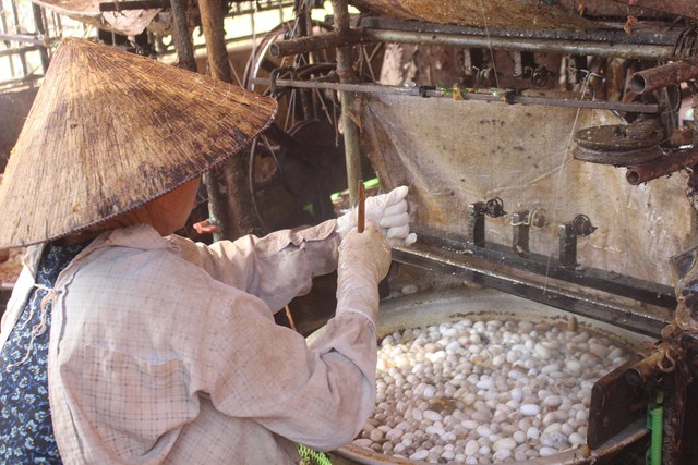 Làng ươm tơ nổi tiếng bên bờ sông Ninh Cơ ở Nam Định có gì đặc biệt? - Ảnh 2.