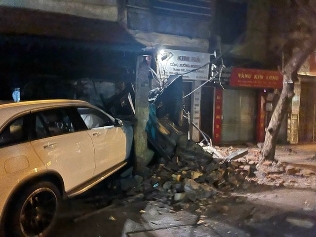 Hiện trường chiếc Mercedes tông sập nhà phố cổ Hà Nội lúc rạng sáng - Ảnh 2.