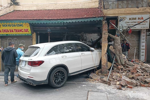 Hiện trường chiếc Mercedes tông sập nhà phố cổ Hà Nội lúc rạng sáng - Ảnh 3.