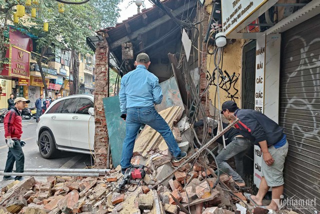 Hiện trường chiếc Mercedes tông sập nhà phố cổ Hà Nội lúc rạng sáng - Ảnh 4.