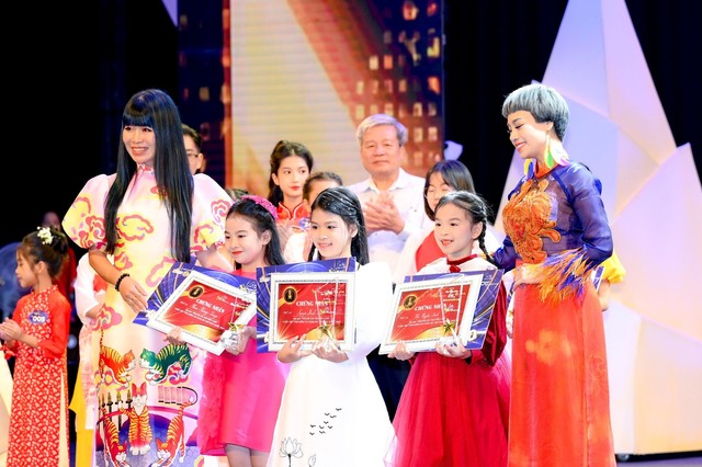 Cô bé 8 tuổi gốc Hải Dương giành giải 'Thanh âm truyền cảm' ước mơ MC chuyên nghiệp - Ảnh 1.