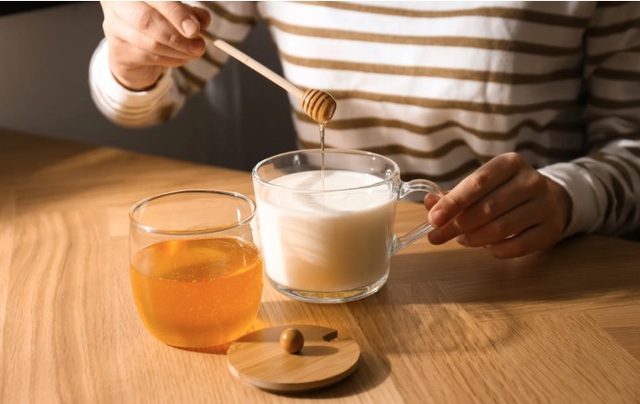 Uống sữa kết hợp thực phẩm này sẽ giúp bảo vệ dạ dày và ngăn ngừa bệnh về xương khớp cực tốt - Ảnh 2.