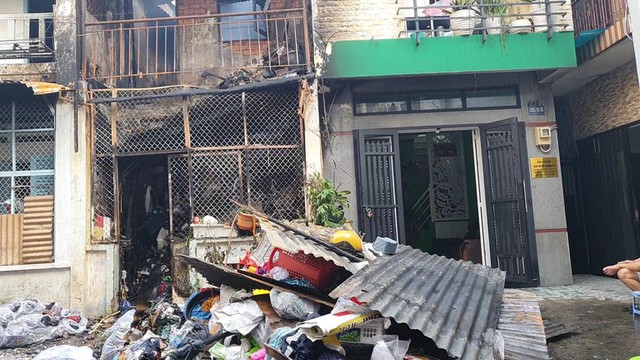 Vụ cháy nhà khiến 2 người tử vong ở TPHCM: Nhân chứng kể lại phút giây bất lực không thể tiếp cận dập lửa  - Ảnh 1.