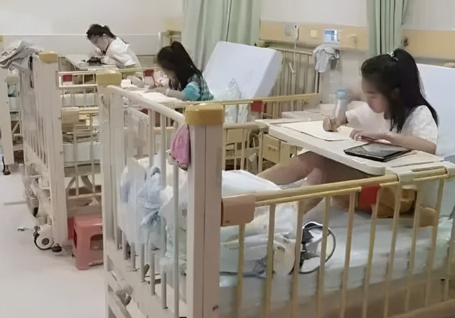 Xôn xao hình ảnh hàng loạt học sinh làm bài tập trong bệnh viện - Ảnh 2.