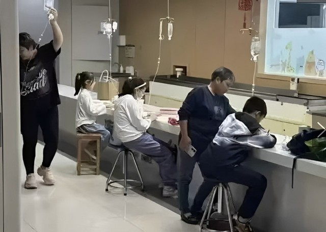 Xôn xao hình ảnh hàng loạt học sinh làm bài tập trong bệnh viện - Ảnh 3.