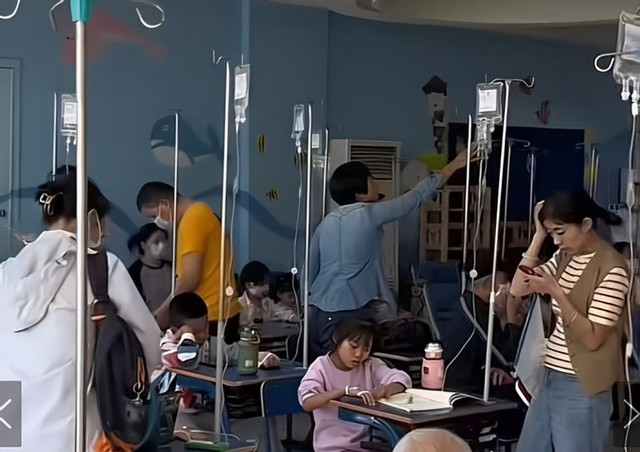 Xôn xao hình ảnh hàng loạt học sinh làm bài tập trong bệnh viện - Ảnh 4.