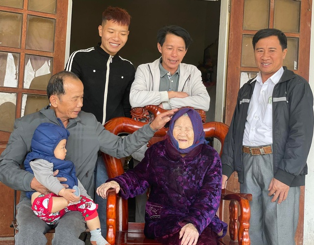 Cụ bà 110 tuổi hạnh phúc bên con cháu cùng 72 chắt - Ảnh 4.