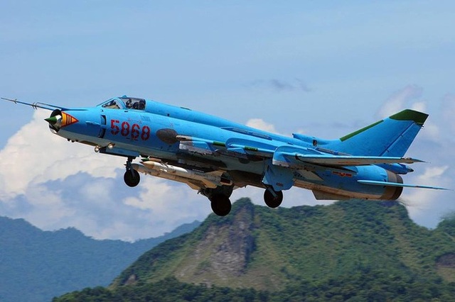 Vụ rơi máy bay Su-22: 'Bình thường trước khi bay, anh Duy chỉ nhắn tin 'bố đi bay nhé' - Ảnh 2.