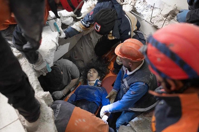 Động đất kinh hoàng ở Thổ Nhĩ Kỳ: Phép màu xảy ra, thiếu nữ 16 tuổi, bé 2 tuổi được giải cứu sau 80 giờ mắc kẹt dưới đống đổ nát - Ảnh 2.
