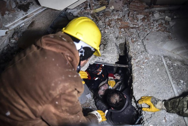 Động đất kinh hoàng ở Thổ Nhĩ Kỳ: Phép màu xảy ra, thiếu nữ 16 tuổi, bé 2 tuổi được giải cứu sau 80 giờ mắc kẹt dưới đống đổ nát - Ảnh 3.