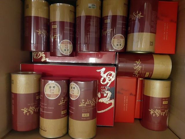 Thu giữ hàng loạt nhãn trà cao cấp nhập lậu về Việt Nam để trưng bày, bán trong showroom với giá bạc triệu - Ảnh 4.