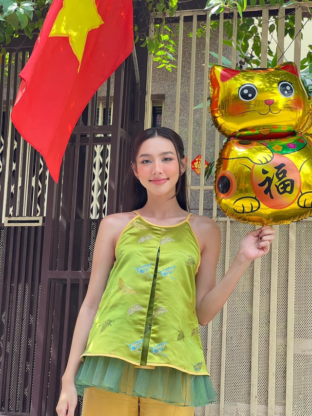 Nhan sắc Hoa hậu Thùy Tiên sau Tết: Dáng không bị ngấn mỡ vì kén ăn - Ảnh 3.