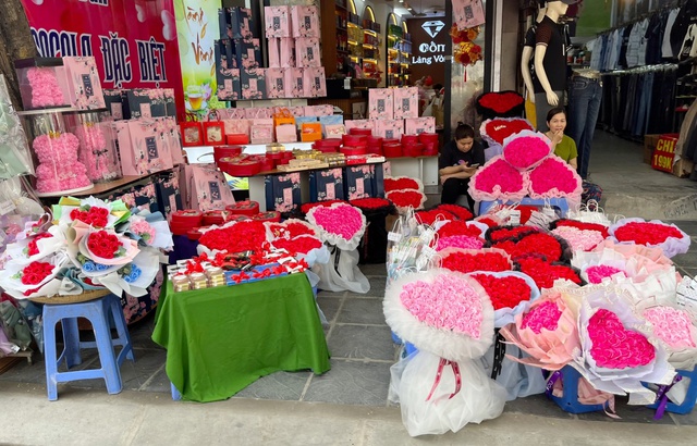 Sôi động giá cả thị trường quà tặng dịp Valentine - Ảnh 2.