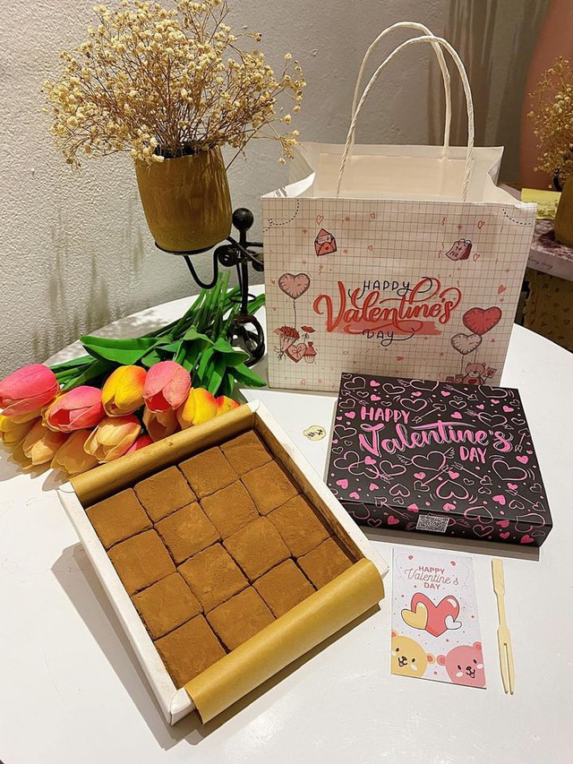 Sôi động giá cả thị trường quà tặng dịp Valentine - Ảnh 12.