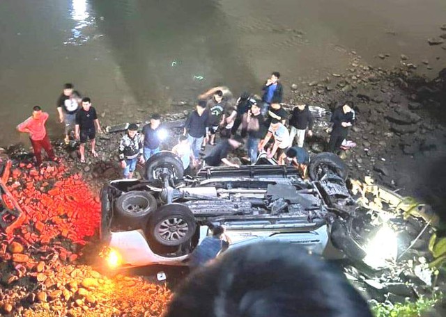 Xe ô tô mất lái đâm đổ lan can cầu rơi xuống sông làm 2 người tử vong lúc rạng sáng - Ảnh 1.