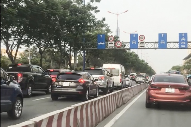 Xe đầu kéo húc văng dải phân cách trên cầu Sài Gòn, giao thông ùn ứ - Ảnh 2.