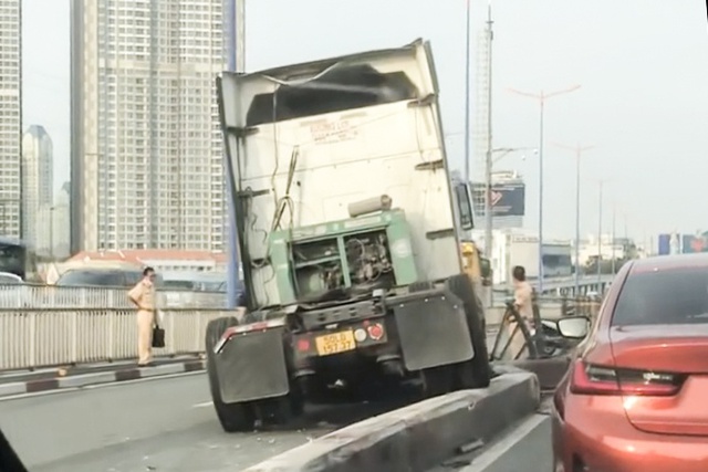 Xe đầu kéo húc văng dải phân cách trên cầu Sài Gòn, giao thông ùn ứ - Ảnh 1.