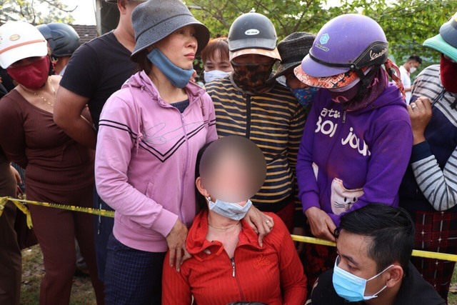 Vụ tai nạn thảm khốc ở Quảng Nam: Vợ nạn nhân khóc nghẹn tại hiện trường - Ảnh 3.