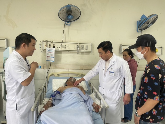 Tập trung cứu chữa cho các nạn nhân bị thương trong vụ tai nạn thảm khốc ở Quảng Nam - Ảnh 1.