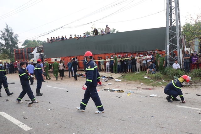 Hình ảnh hiện trường vụ tai nạn làm 8 người thiệt mạng ở Quảng Nam - Ảnh 3.