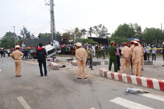 Hình ảnh hiện trường vụ tai nạn làm 8 người thiệt mạng ở Quảng Nam - Ảnh 2.
